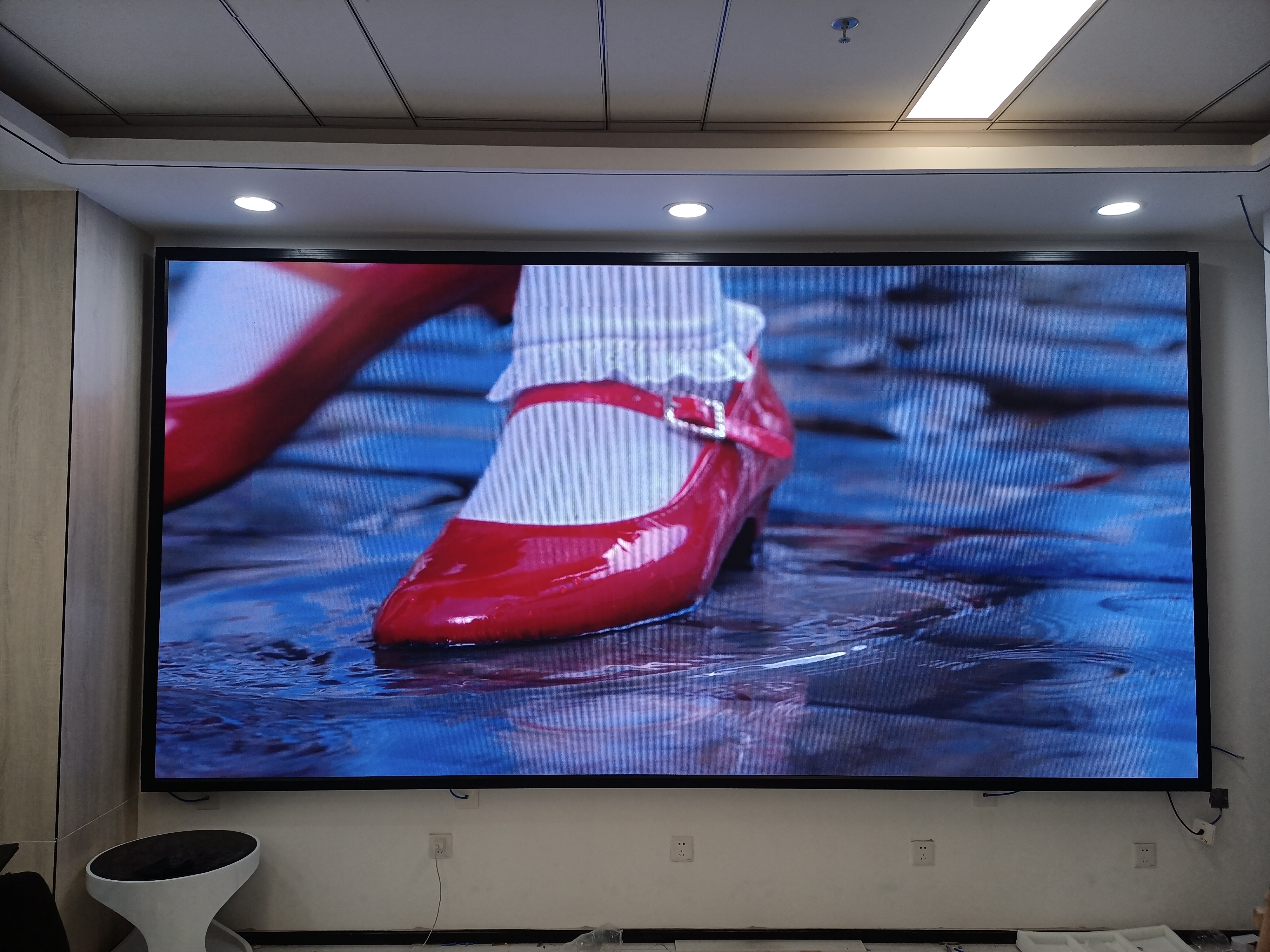 在交通誘導屏、商業廣告屏、體育賽事屏等場景中，戶外LED顯示屏的設計要點有何不同？